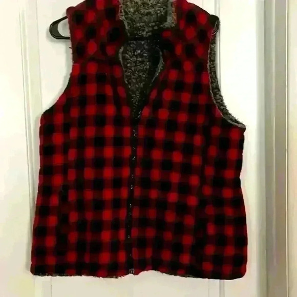 Maurices Jackets & Blazers - Maurices Vest Woman's Med reversible full zip Sherpa plaid